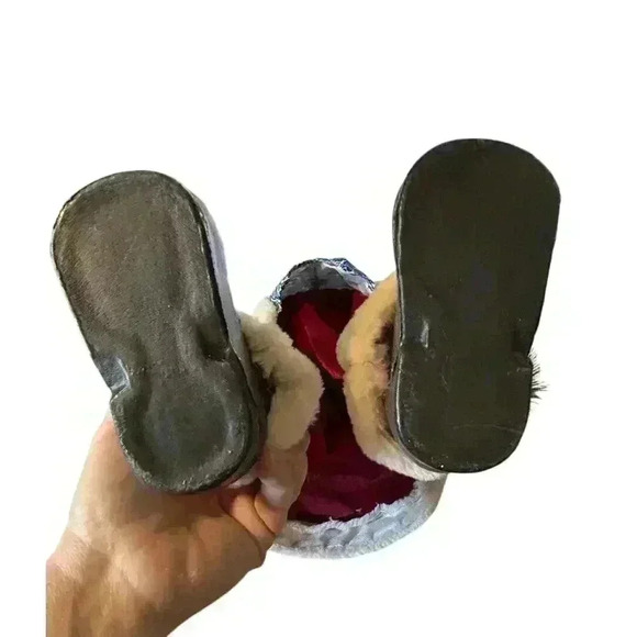 24 Inch Standing Fancy Santa Claus With Blue Paisley Vest Holding Gift & Wreath - Picture 11 of 14